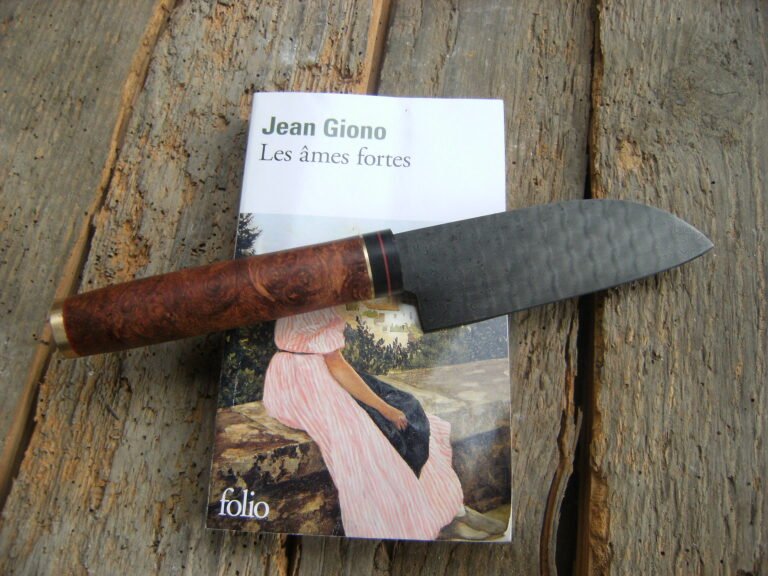 Une version plus luxueuse pour mon 100ème couteaux. Lame en damas et manche en loupe d'amboine. Merci à l'ami Polo pour la confiance !