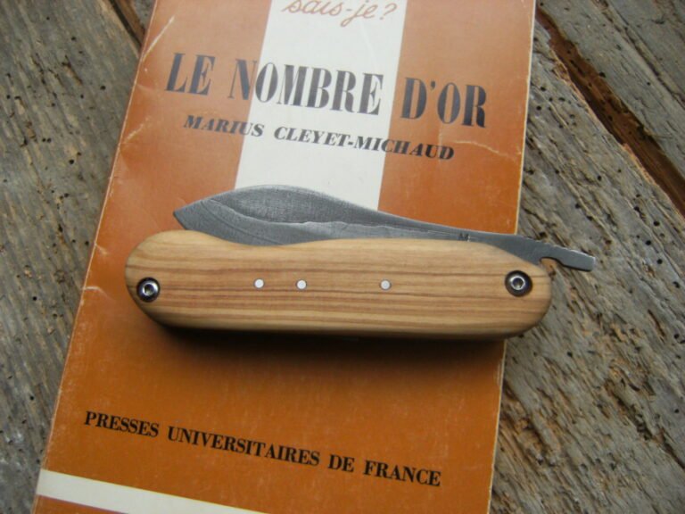 Un couteau inspiré par les courbes d'une guitare. Pour un guitariste donc.