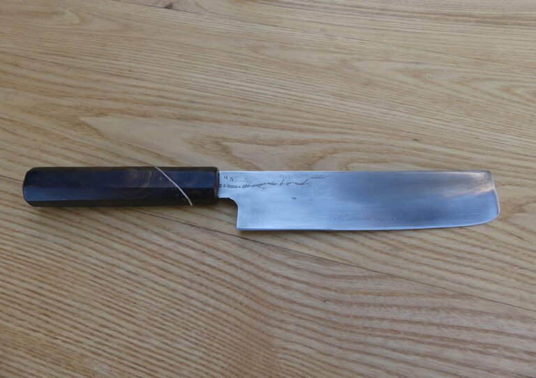 Lame en 125SC gravée à l'acide - Manche en loupe de chêne ébonisée