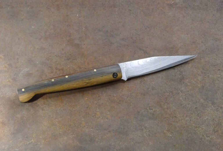 Lame en sandwich 180WCrV5 flancs en ancre de marine du 16ème siècle - Manche en chêne de tonneau centenaire teinté par le vin