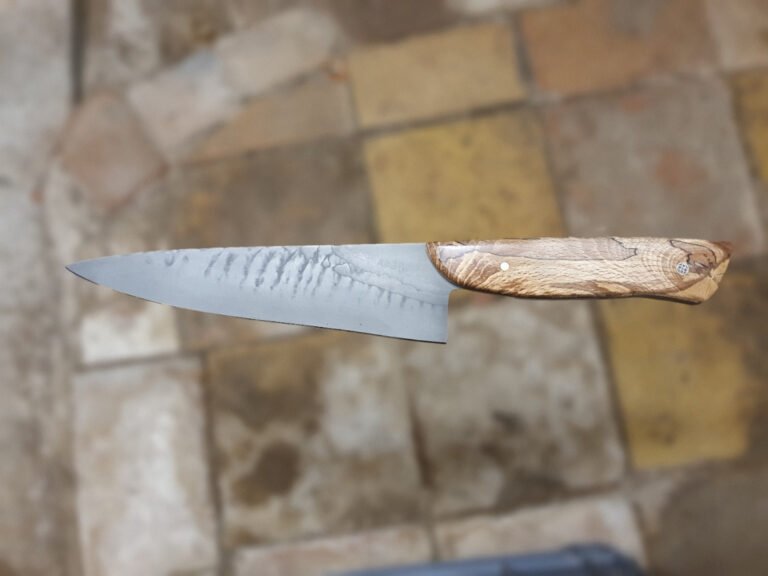 Lame en C130 avec trempe sélective. Manche en loupe de hêtre de bout